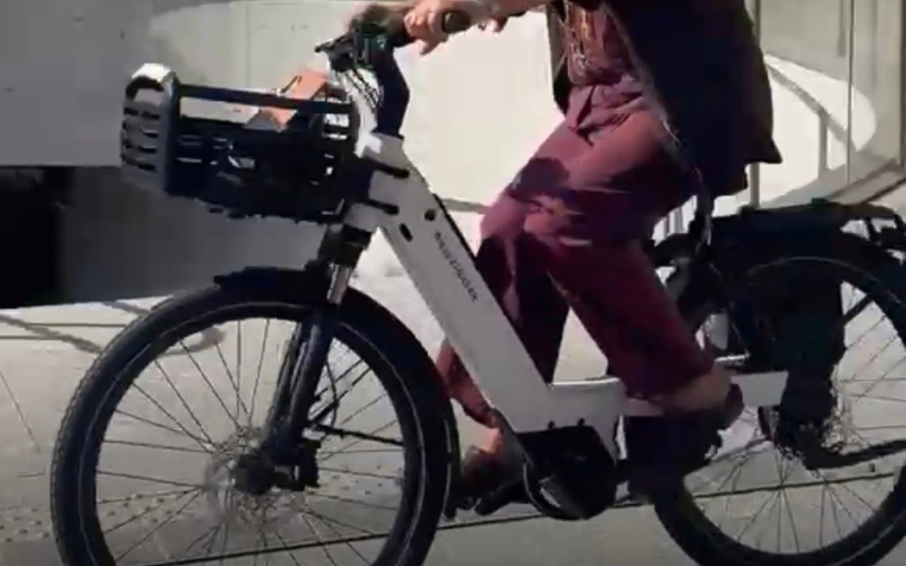 Va in Comune a parlare di sicurezza e le rubano la bici elettrica. L’appello di Monica