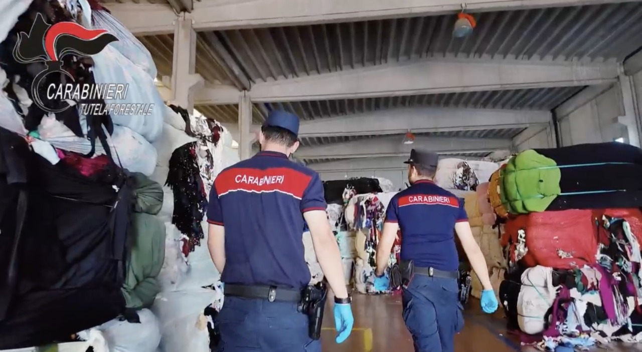 Blitz dei Forestali a Spirano: sequestrate 925 tonnellate di rifiuti tessili
