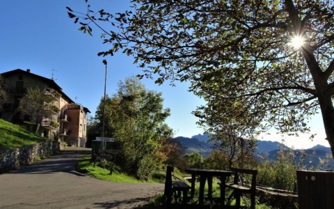 Saetta sul tetto a Camerata Cornello, incendio e casa inagibile