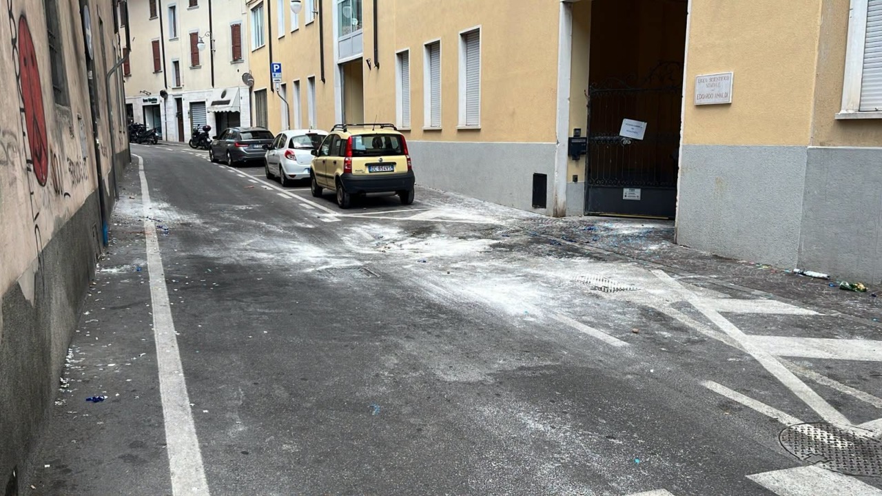 Farina e spumante per strada dopo gli esami di maturità ad Alzano, il sindaco: «Chi sporca paga»