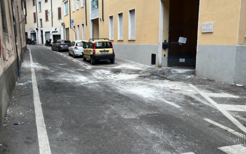 Farina e spumante per strada dopo gli esami di maturità ad Alzano, il sindaco: «Chi sporca paga»