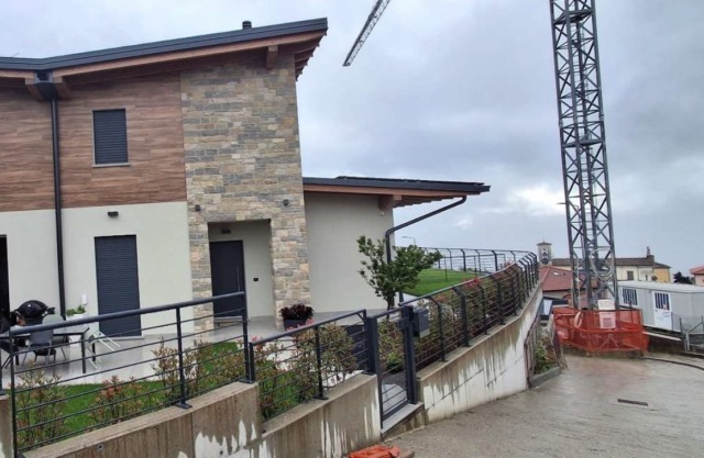 Gru a Lonno da 14 anni, la replica della società proprietaria: «Cantiere attivo e tutto regolare»