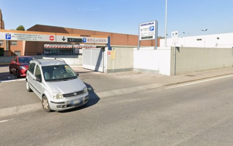 «Le ho rigato l’auto col carrello», ma è un trucco: donna derubata nel parcheggio dell’Esselunga di Redona