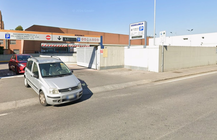 «Le ho rigato l’auto col carrello», ma è un trucco: donna derubata nel parcheggio dell’Esselunga di Redona