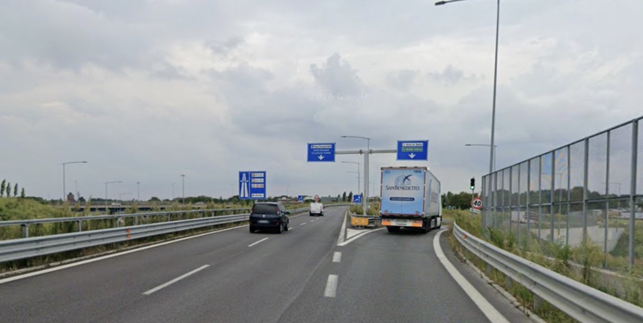 Ventunenne cade dalla moto dopo aver dato un calcio allo specchietto di un’auto. È gravissimo