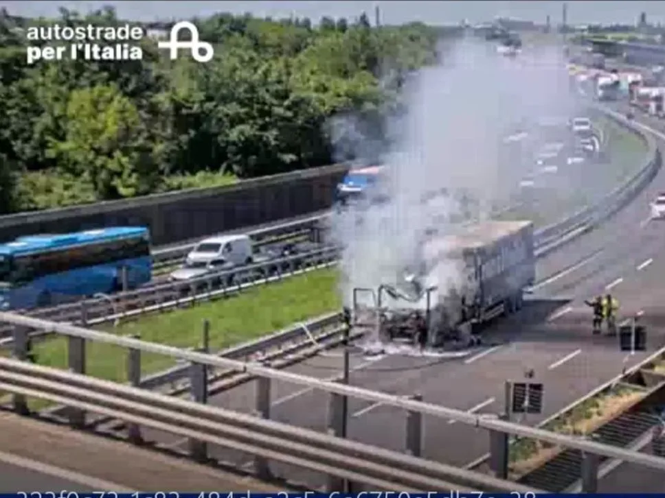 Due camion in fiamme sull’A4 tra i caselli di Bergamo e Capriate
