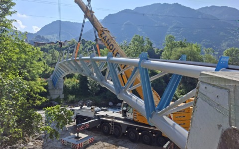 Posizionato il ponte ciclopedonale da 60 tonnellate che unisce le sponde del Serio ad Ardesio