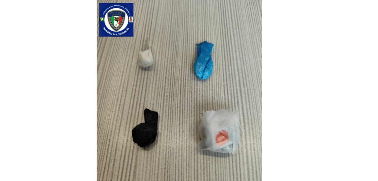 Spaccio vicino all’oratorio di Romano, interviene la polizia locale: sequestrate hashish e cocaina