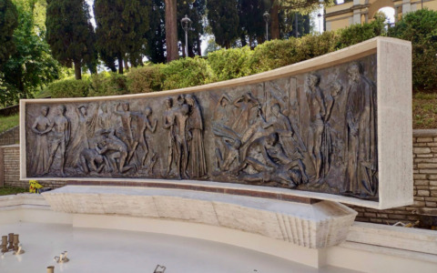 Una lunga attesa, ma la fontana di piazza della Libertà a Ponte San Pietro torna a zampillare