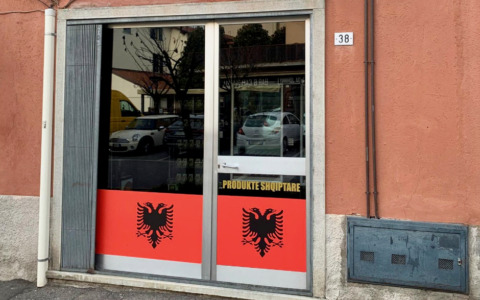 Distributore aperto a tutte le ore, schiamazzi e inciviltà: ad Azzano San Paolo è polemica