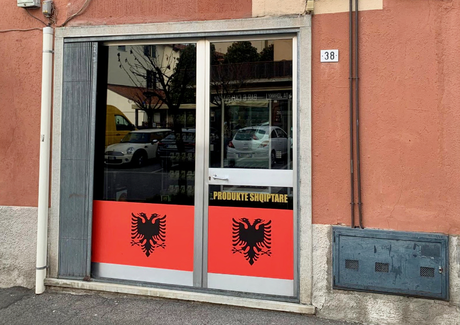 Distributore aperto a tutte le ore, schiamazzi e inciviltà: ad Azzano San Paolo è polemica
