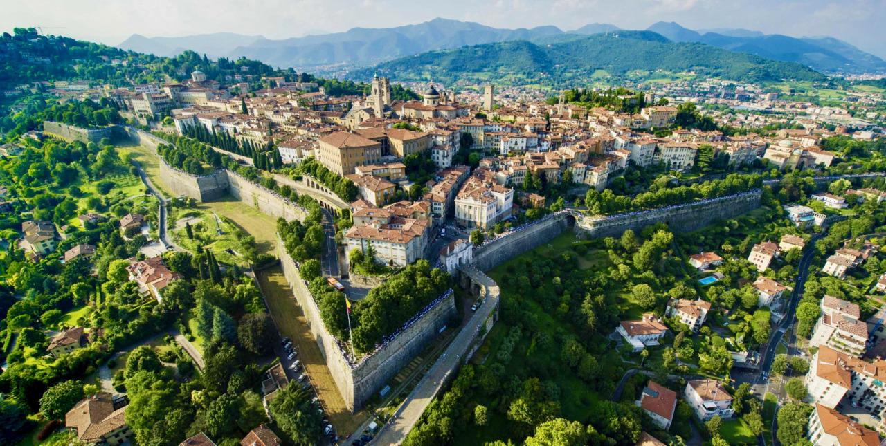 In Città Alta troppi turisti, una pressione “veneziana”; in via Sant’Alessandro troppe case vacanza