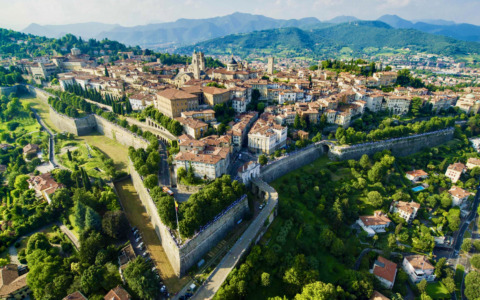 In Città Alta troppi turisti, una pressione “veneziana”; in via Sant’Alessandro troppe case vacanza