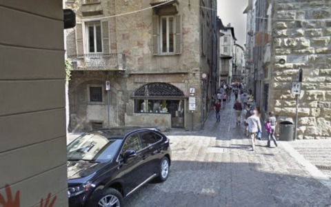 Furgone si muove da solo in Città Alta: sfiora un negozio e si schianta contro un muro