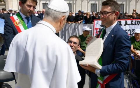 Le comunità di Misano, Mozzanica e Fornovo hanno incontrato Papa Leone XIV e gli hanno donato una scultura