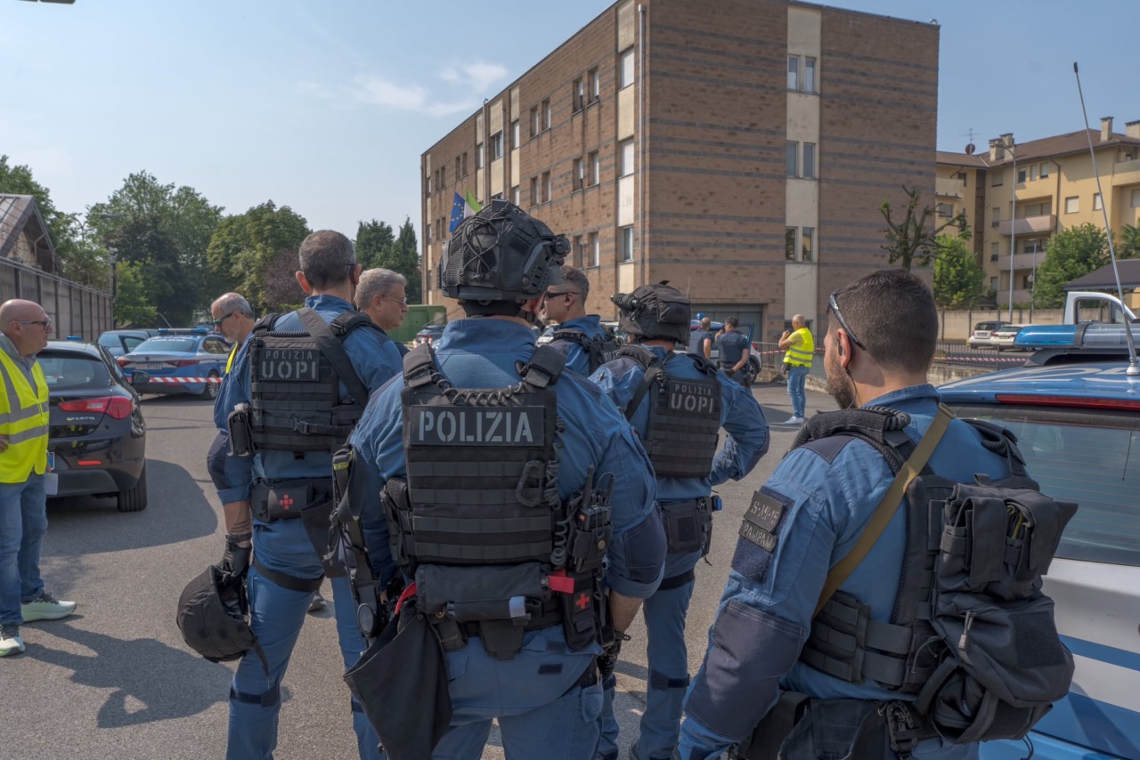 Esercitazione della polizia a Bergamo: simulata una presa di ostaggi