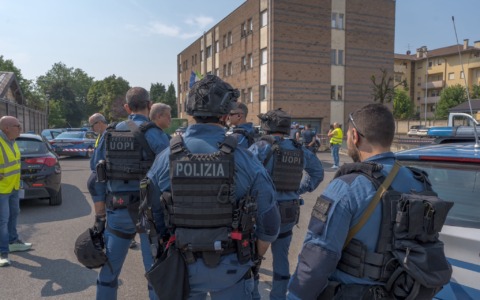 Esercitazione della polizia a Bergamo: simulata una presa di ostaggi