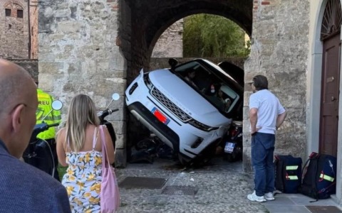 Suv resta incastrato nel portone della Fara: paura e danni, ma nessun ferito