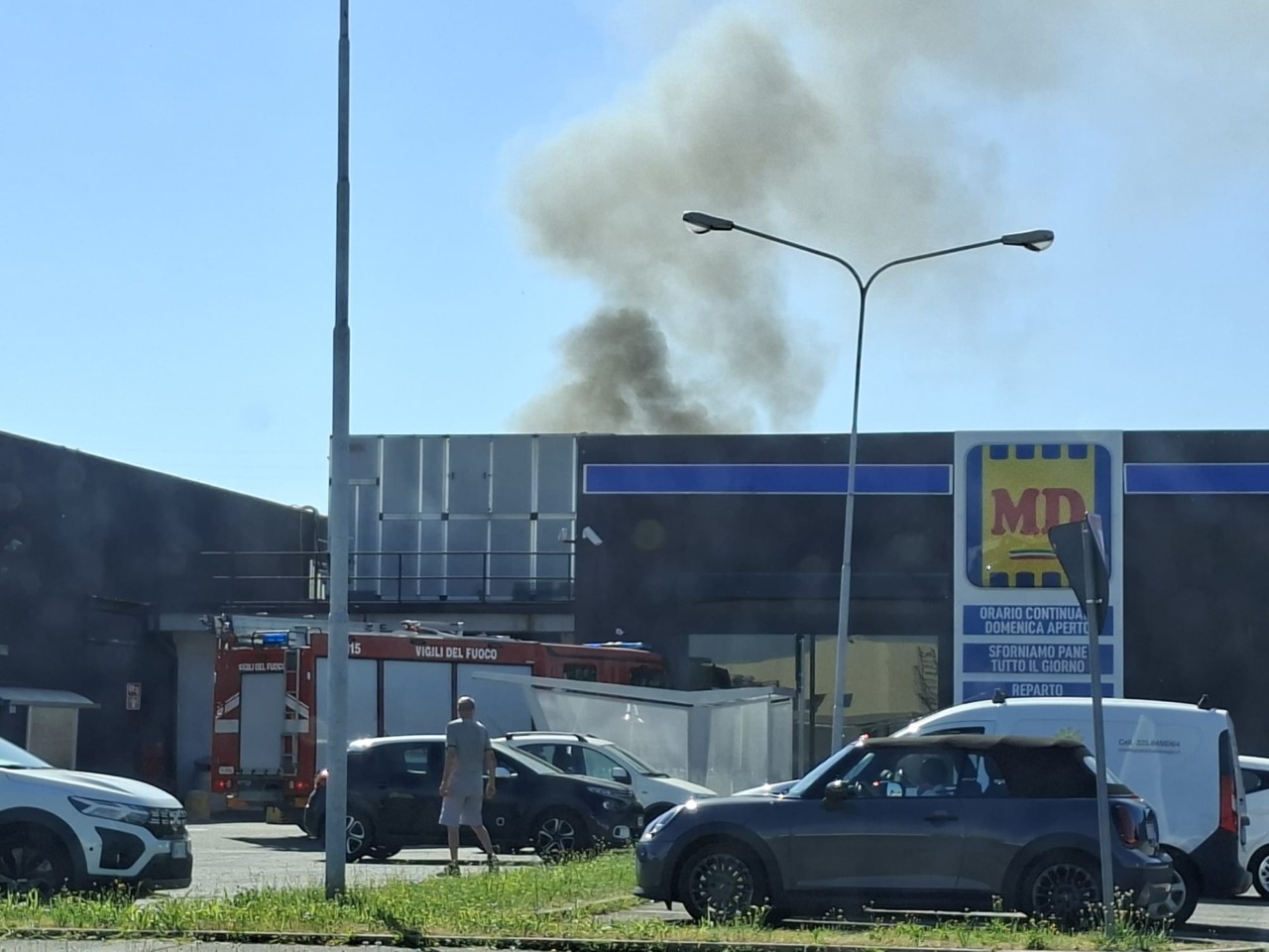 Incendio al centro commerciale di Caravaggio, galleria evacuata e sopralluoghi in corso