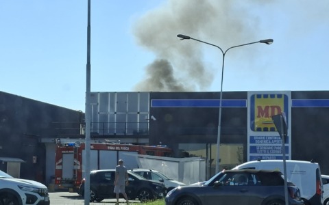 Incendio al centro commerciale di Caravaggio, galleria evacuata e sopralluoghi in corso