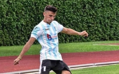 Mattia Colombi ha nel mirino i 100 gol con il Leffe Calcio. Con la fascia da capitano al braccio
