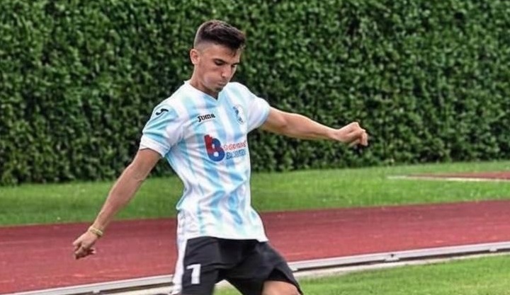 Mattia Colombi ha nel mirino i 100 gol con il Leffe Calcio. Con la fascia da capitano al braccio