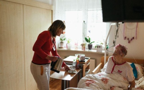 Assistenza domiciliare anziani a ore: come si calcola il costo e cosa incide davvero sulla qualità del servizio