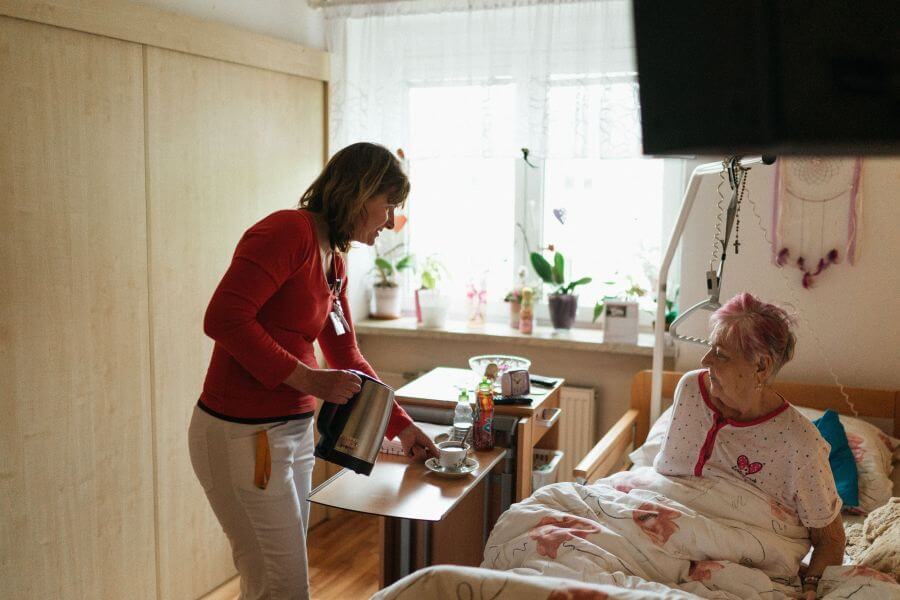 Assistenza domiciliare anziani a ore: come si calcola il costo e cosa incide davvero sulla qualità del servizio