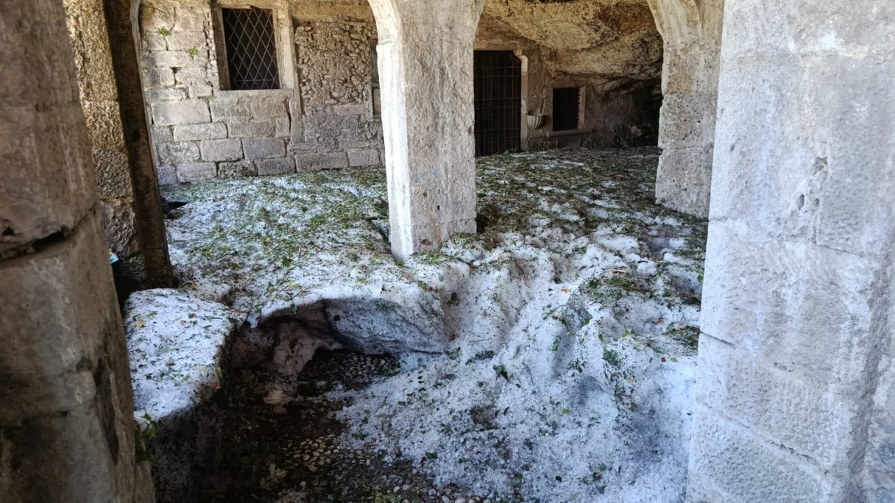 Grandine a Brembate, una distesa di ghiaccio invade il santuario di San Vittore