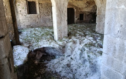 Grandine a Brembate, una distesa di ghiaccio invade il santuario di San Vittore