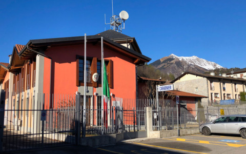 Carabiniere di 26 anni trovato privo di sensi in caserma a Clusone, è ricoverato in gravi condizioni