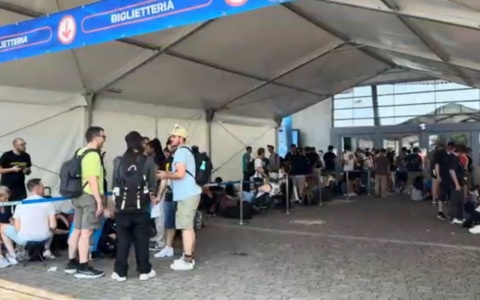 Fan in coda fuori dalla Fiera di Bergamo per il game designer giapponese: Comicon distribuisce acqua e pizza