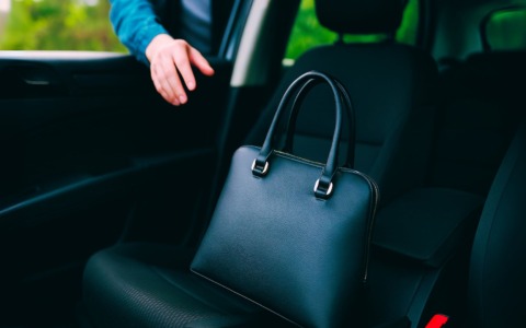 Chiedono indicazioni a due anziane e portano via la loro borsa, poi tentano bonifici per 29 mila euro