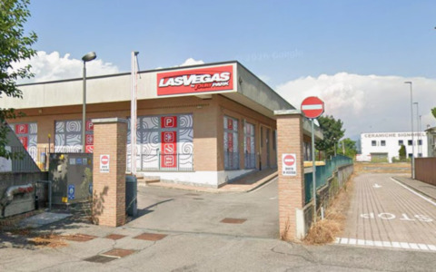 Devastata la sala slot di Cavernago: con un furgone-ariete sfondano la saracinesca e rubano il bancomat