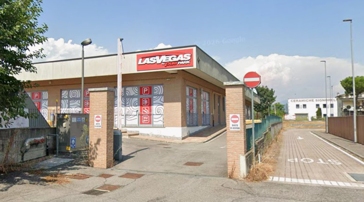 Devastata la sala slot di Cavernago: con un furgone-ariete sfondano la saracinesca e rubano il bancomat