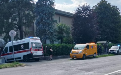 Lite per una precedenza a Caravaggio: giovane sfonda con un pugno il finestrino di un 84enne