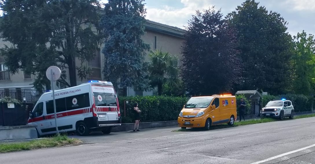 Lite per una precedenza a Caravaggio: giovane sfonda con un pugno il finestrino di un 84enne