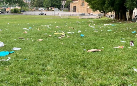 Un tappeto di rifiuti al prato della Fara: «Ingiustificabile. Chiediamo a scuole e studenti di non sporcare»