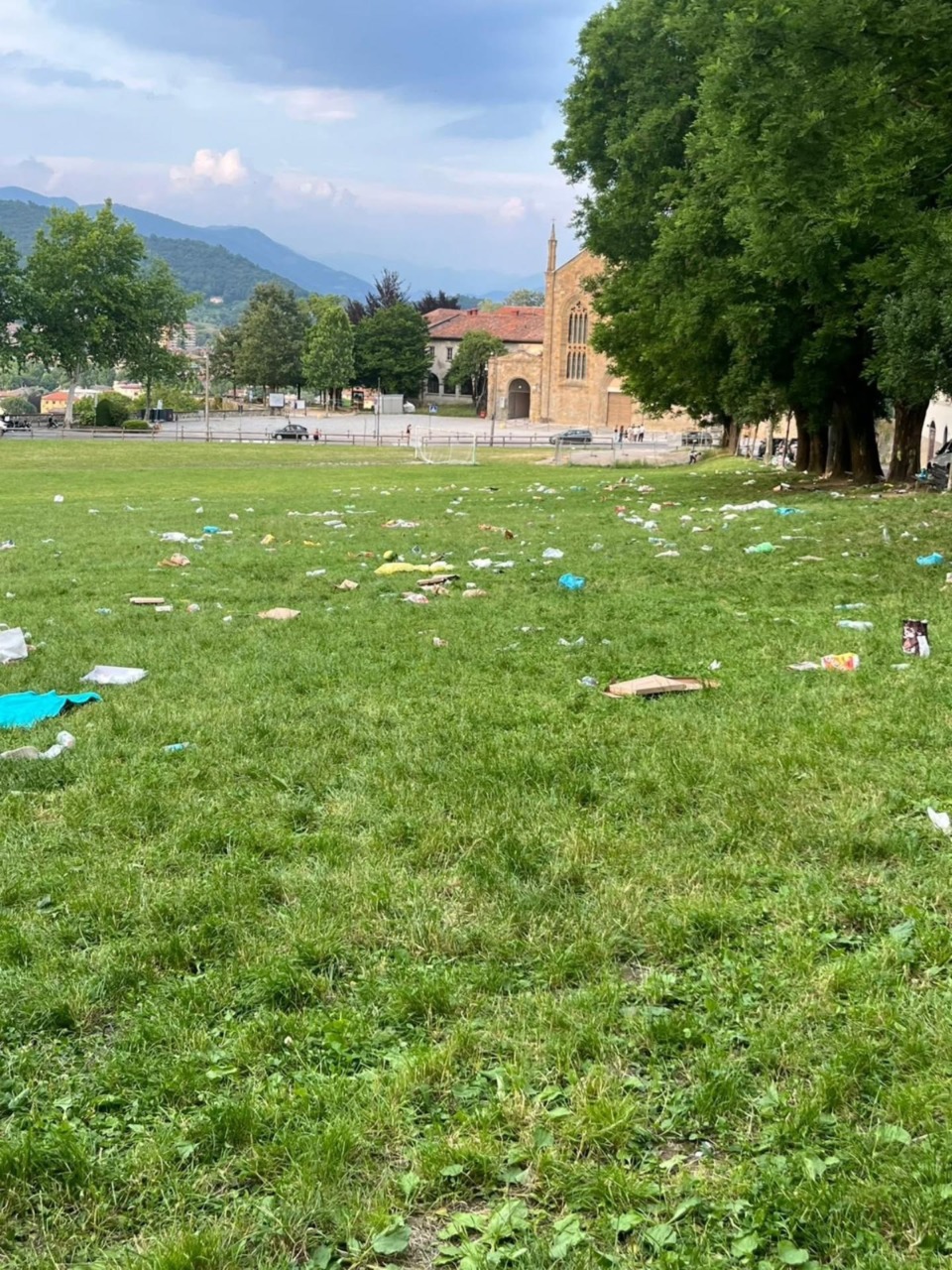 Un tappeto di rifiuti al prato della Fara: «Ingiustificabile. Chiediamo a scuole e studenti di non sporcare»
