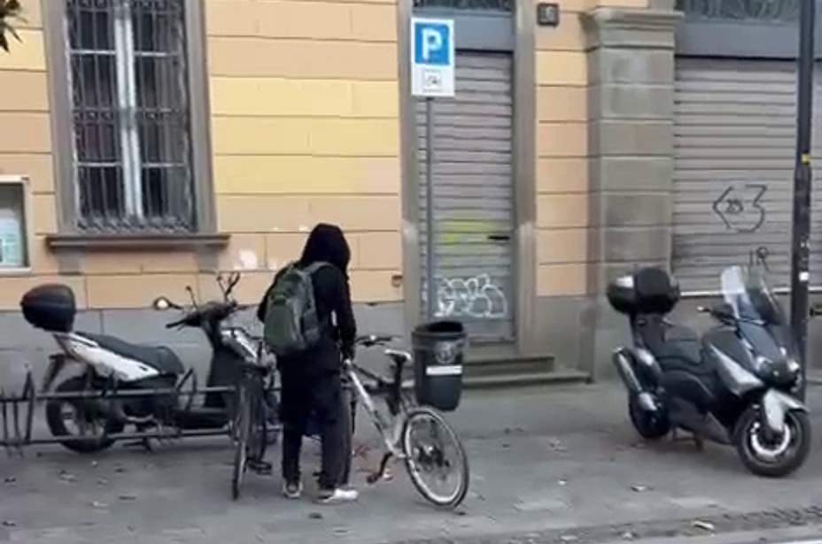 Ruba una bici in via Tasso e viene filmato, ma non fa una piega e scappa (lentamente)