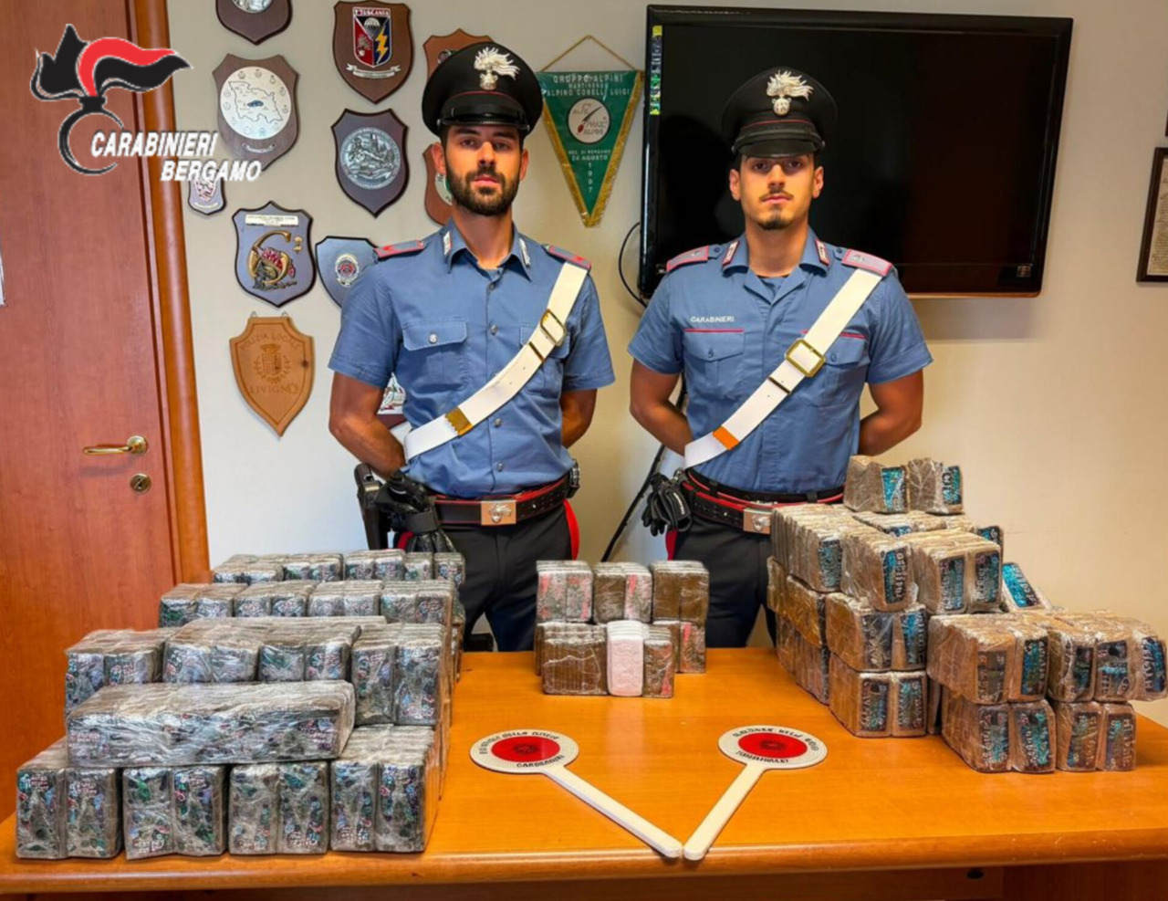 Un Suv abbandonato, l’odore sospetto e 79 chili di hashish: maxi sequestro dei carabinieri a Suisio