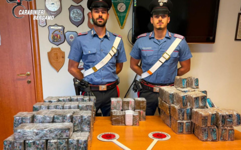 Un Suv abbandonato, l’odore sospetto e 79 chili di hashish: maxi sequestro dei carabinieri a Suisio
