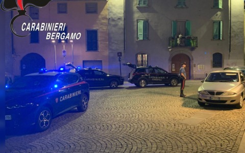Nuovi controlli dei carabinieri a Seriate: denunciate tre persone perché in possesso di coltelli