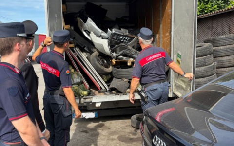 Autofficina trasformata in discarica a Ciserano: sequestrati capannone e otto furgoni