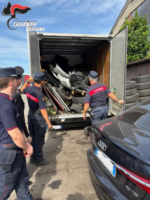 Autofficina trasformata in discarica a Ciserano: sequestrati capannone e otto furgoni