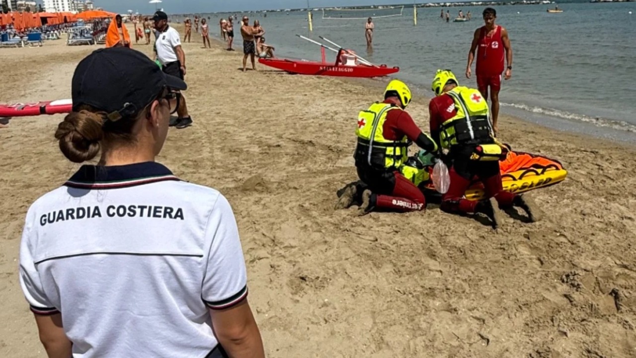 Vacanza al mare finisce in tragedia: turista bergamasca muore dopo un malore in acqua a Pesaro