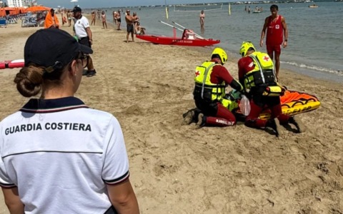 Vacanza al mare finisce in tragedia: turista bergamasca muore dopo un malore in acqua a Pesaro