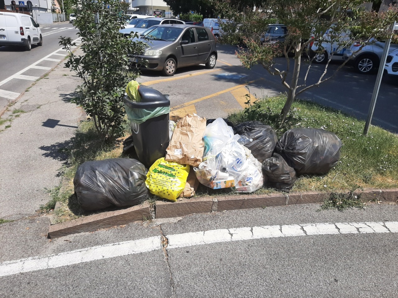 Rifiuti abbandonati in via Roma a Gorle: «Succede sempre, vanno installate delle telecamere»
