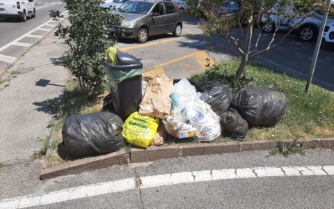 Rifiuti abbandonati in via Roma a Gorle: «Succede sempre, vanno installate delle telecamere»