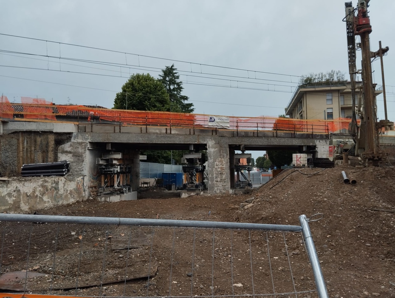 La rassegnazione al di là del muro di via San Bernardino a Bergamo: «Non ci crediamo più»